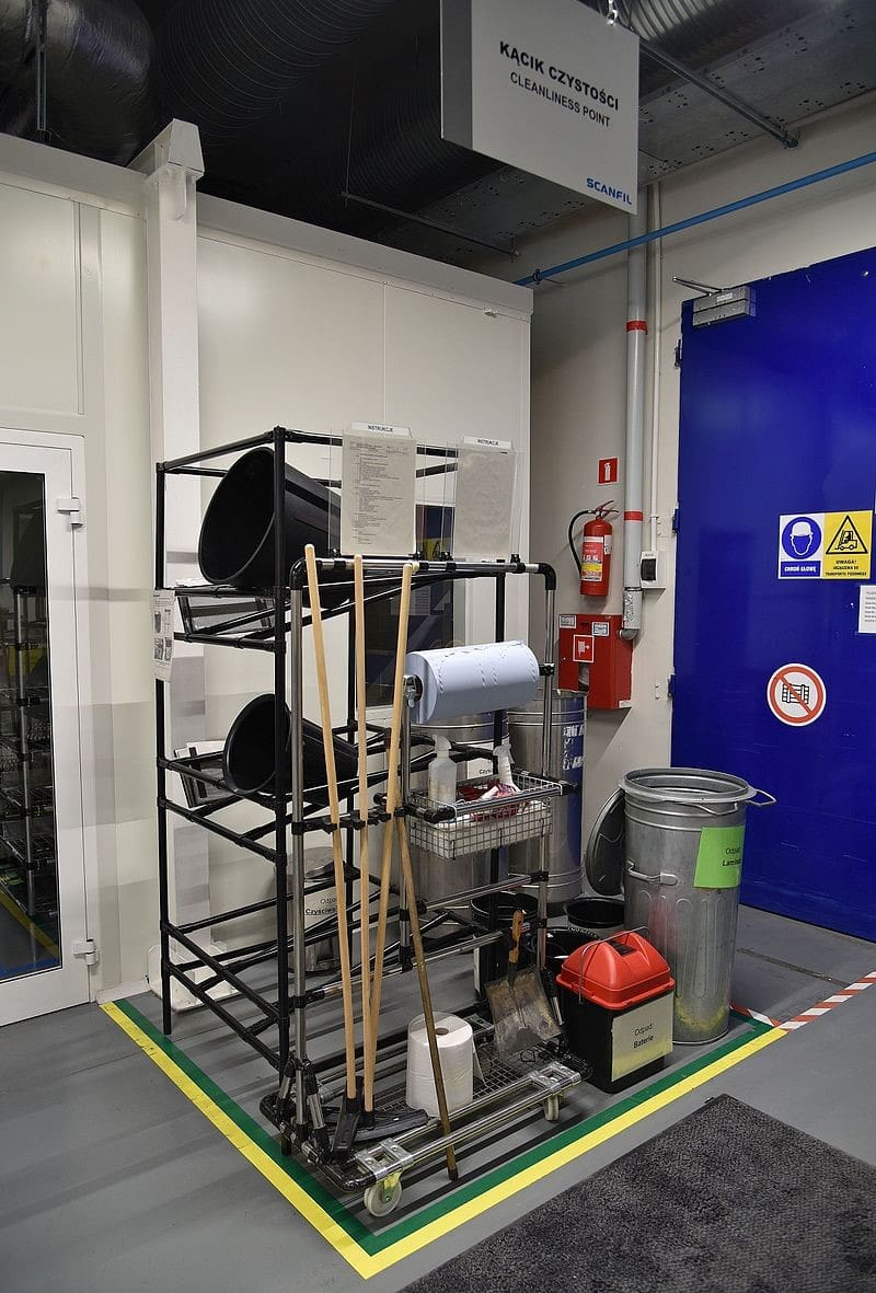 Orient Display: 3S – cleanliness point with cleaning tools and resources